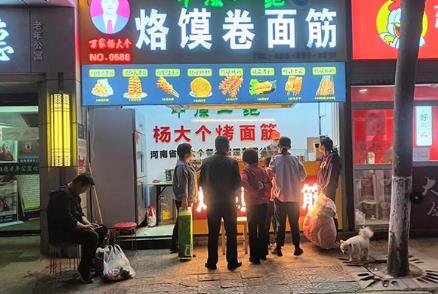 杨大个烤面筋园林路店焕新归来，人气火爆再创佳绩！
